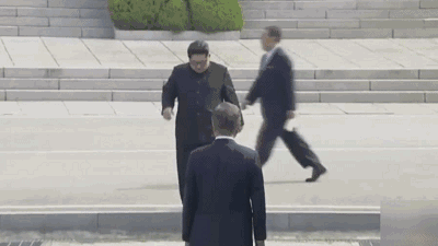 朝鲜最高领导人金正恩从板门店跨越军事分界线，与韩国总统文在寅握手