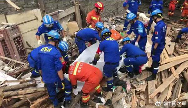 四川宜宾地震救援人员正在救援受灾地区.png