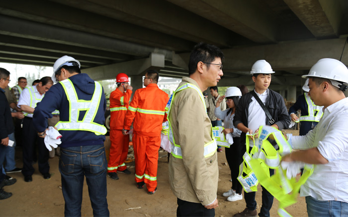 配戴安全帽、穿防护衣