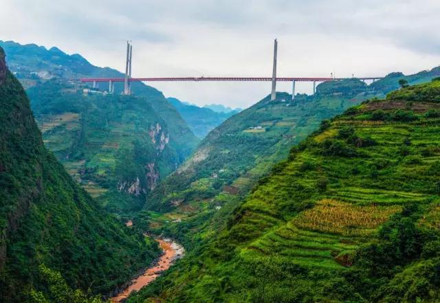 北盘江大桥横跨的尼珠河大峡谷