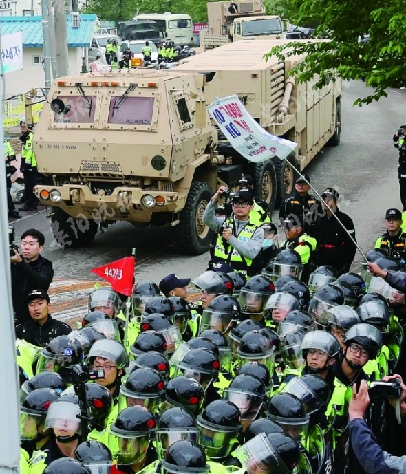 韩国警方出动警力阻挡反“萨德”的民众