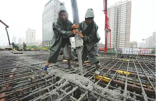 施工中途突发暴雨，停还是不停？